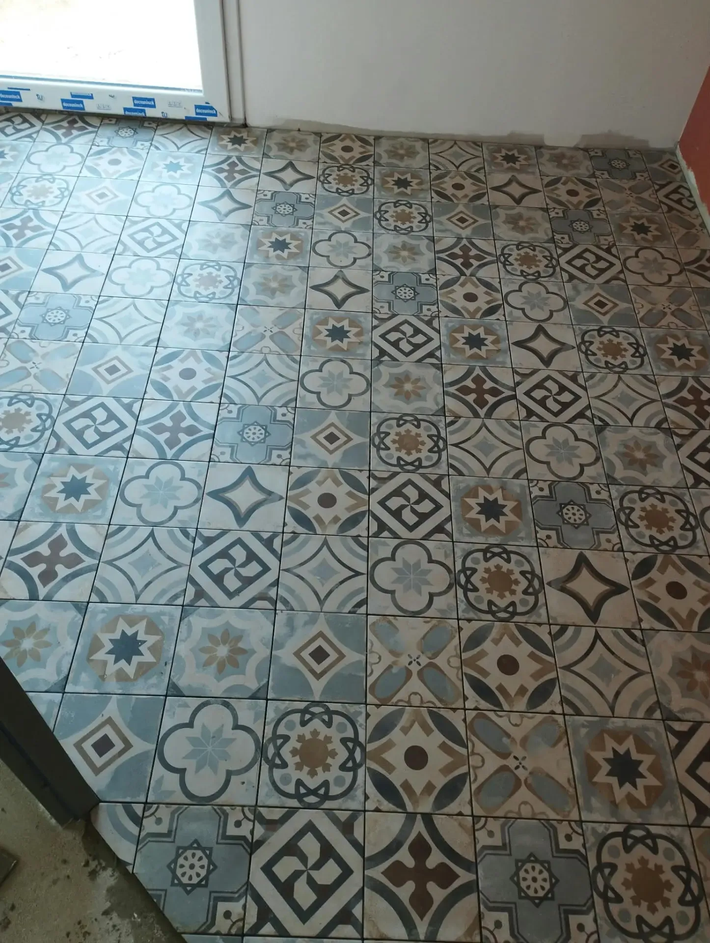 Sol en carreaux à motifs dans une entrée