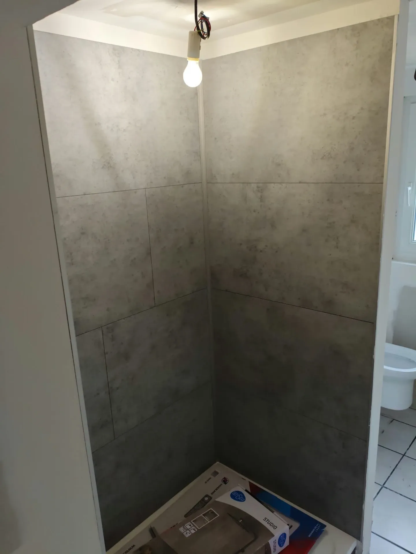 Douche en carrelage grand format effet béton