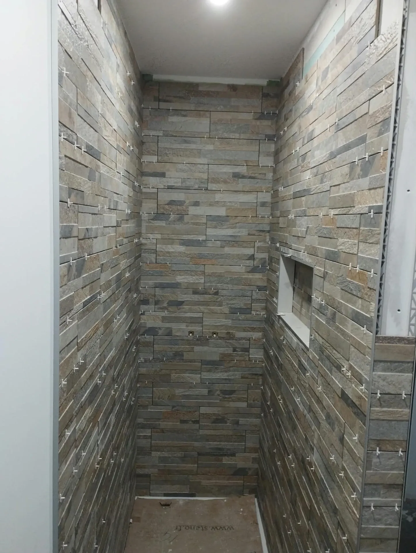 Douche en carrelage effet pierre avec niche
