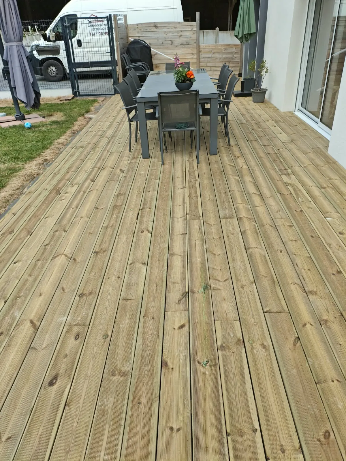 Terrasse en lames de bois devant une maison