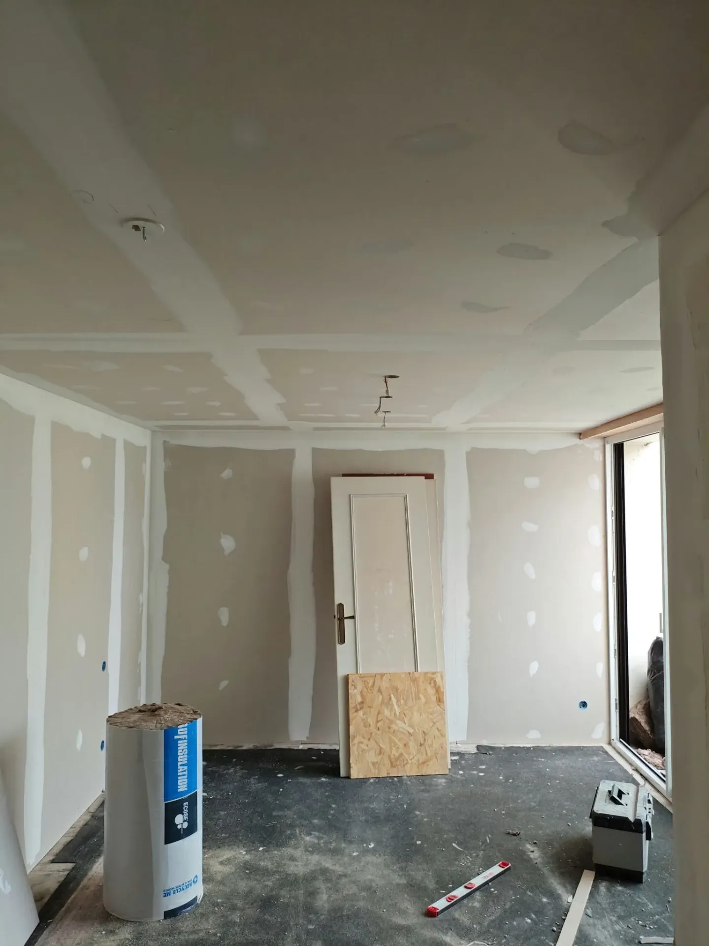 Murs et plafond en plaques de plâtre avec joints en cours de finition