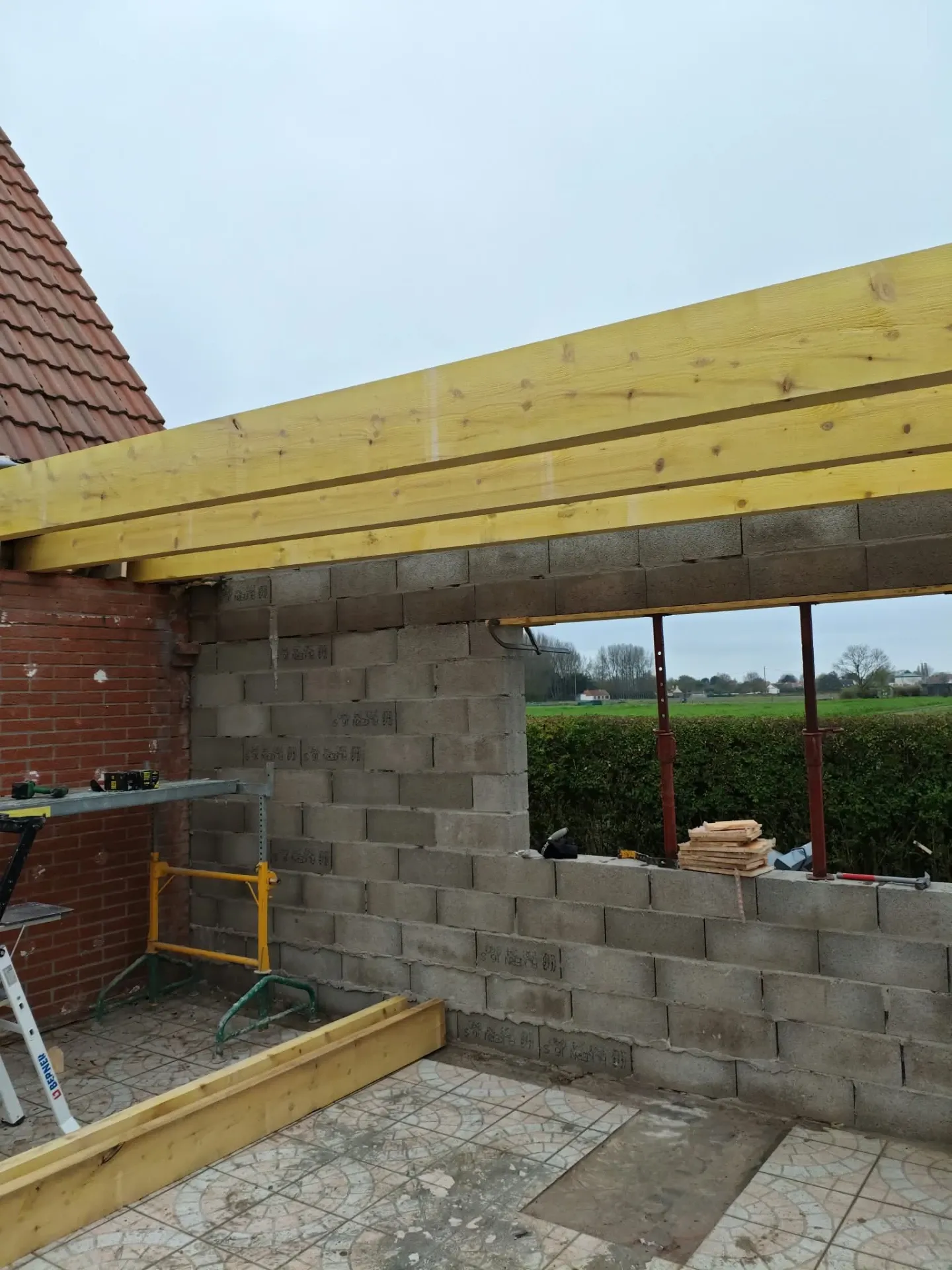 Extension en parpaings avec charpente bois