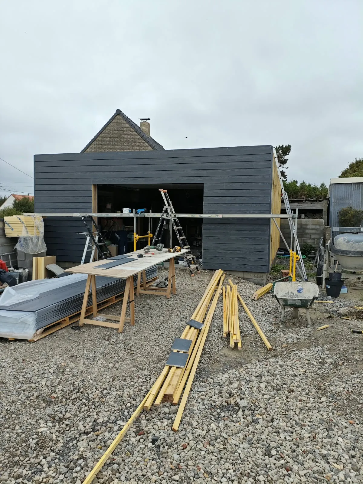 Extension avec panneaux isolants et bardage en cours de pose