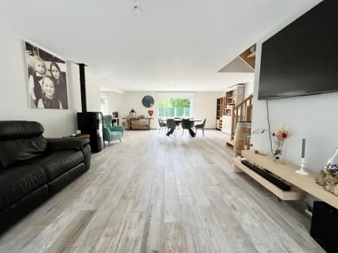 Pièce de vie avec revêtement de sol effet bois