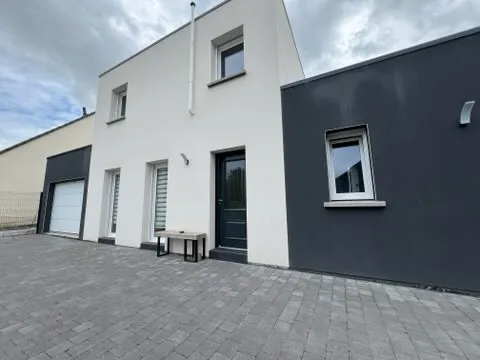 Maison terminée, façade blanche et anthracite