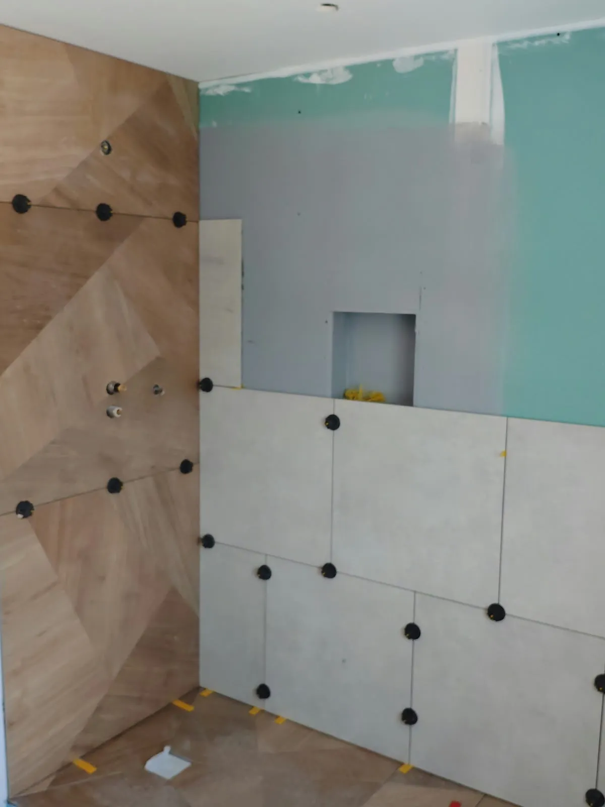 Pose de carrelage grand format dans une salle de bains