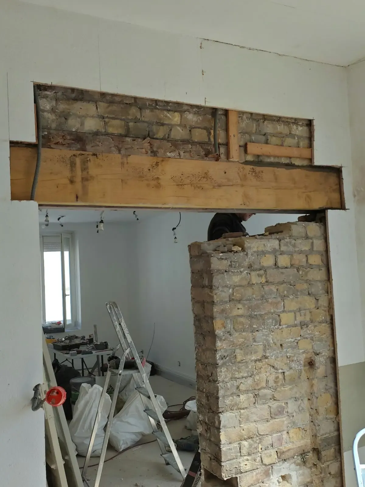 Ouverture de mur en briques avec poutre et étaiement