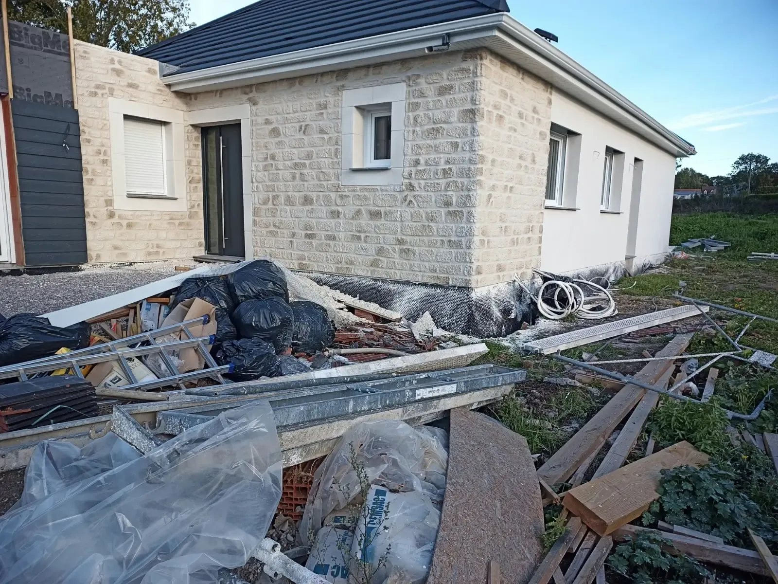 Construction d'une maison avec façade en parement pierre
