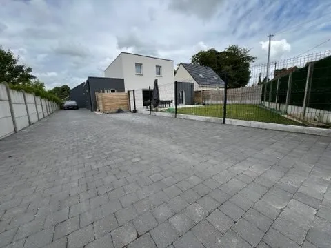 Allée pavée devant une maison